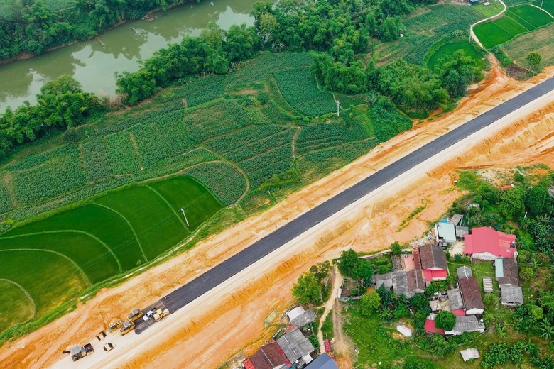 Rộn r&agrave;ng c&ocirc;ng trường cao tốc thi c&ocirc;ng xuy&ecirc;n lễ để về đ&iacute;ch sớm- Ảnh 2.