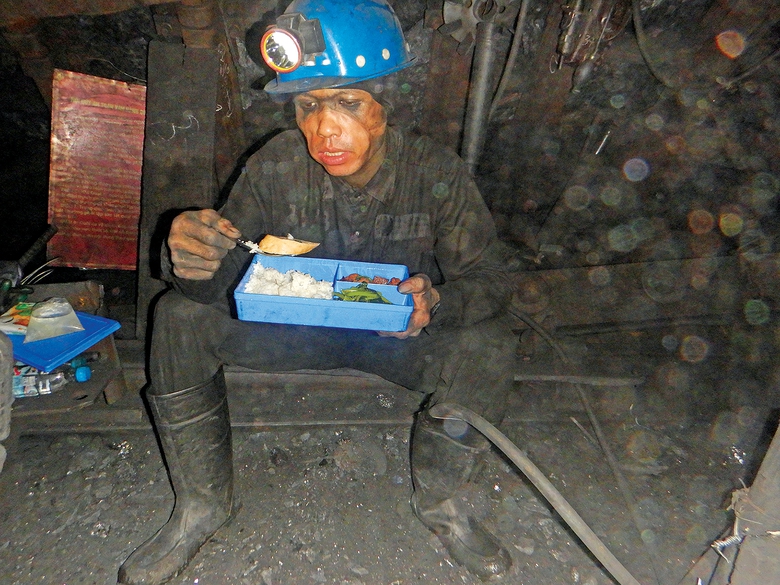 Bữa cơm vội dưới l&ograve;ng đất Y&ecirc;n Tử- Ảnh 1.