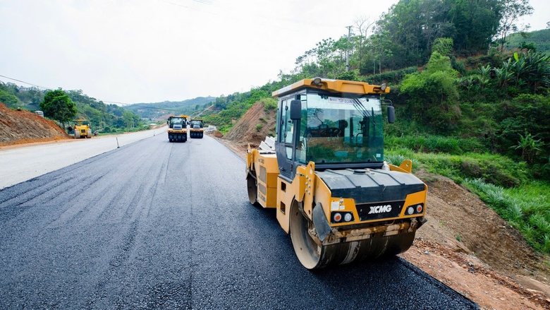 Rộn r&agrave;ng c&ocirc;ng trường cao tốc thi c&ocirc;ng xuy&ecirc;n lễ để về đ&iacute;ch sớm- Ảnh 1.