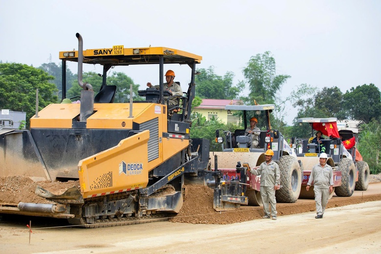 Rộn r&agrave;ng c&ocirc;ng trường cao tốc thi c&ocirc;ng xuy&ecirc;n lễ để về đ&iacute;ch sớm- Ảnh 3.