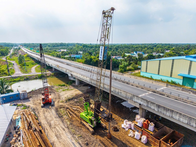Rộn r&agrave;ng c&ocirc;ng trường cao tốc thi c&ocirc;ng xuy&ecirc;n lễ để về đ&iacute;ch sớm- Ảnh 10.