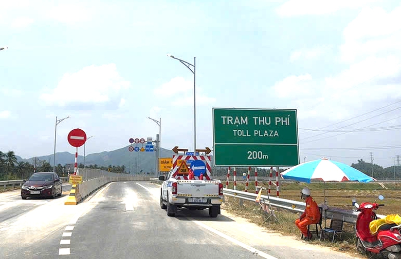 D&ograve;ng xe đổ về  cao tốc qua Gia Lai vừa khai th&aacute;c, hỗ trợ kịp thời phương tiện gặp sự cố- Ảnh 9.