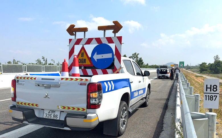 D&ograve;ng xe đổ về  cao tốc qua Gia Lai vừa khai th&aacute;c, hỗ trợ kịp thời phương tiện gặp sự cố- Ảnh 5.
