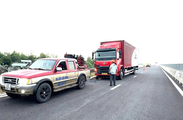 D&ograve;ng xe đổ về  cao tốc qua Gia Lai vừa khai th&aacute;c, hỗ trợ kịp thời phương tiện gặp sự cố- Ảnh 1.
