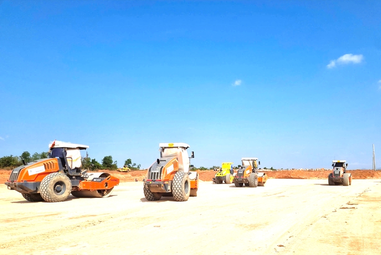 Gần 500 c&ocirc;ng nh&acirc;n, kỹ sư xuy&ecirc;n lễ b&aacute;m c&ocirc;ng trường mở rộng s&acirc;n bay Ph&ugrave; C&aacute;t- Ảnh 1.