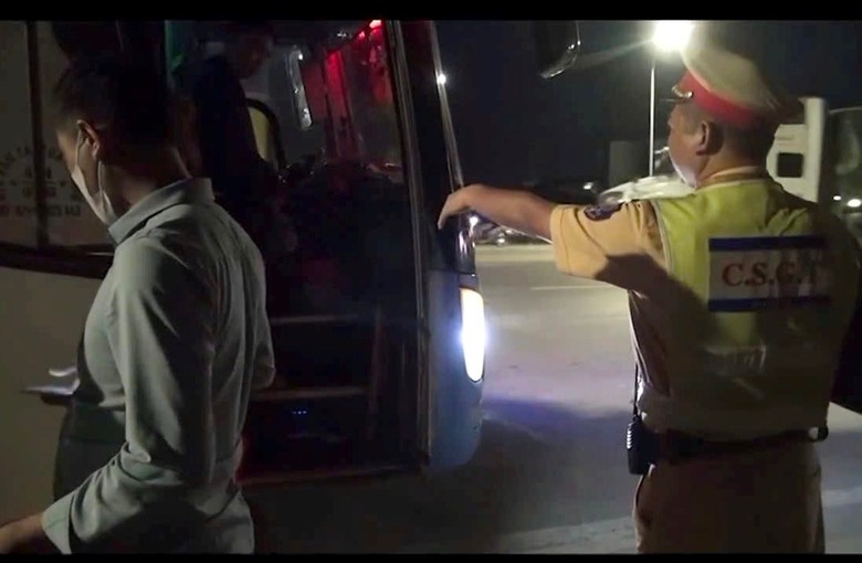 Hải Ph&ograve;ng: Xe kh&aacute;ch chở vượt 21 người, t&agrave;i xế v&agrave; chủ xe bị phạt gần 160 triệu đồng- Ảnh 1.