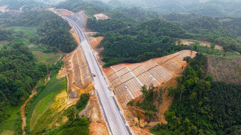 Rộn r&agrave;ng c&ocirc;ng trường cao tốc thi c&ocirc;ng xuy&ecirc;n lễ để về đ&iacute;ch sớm- Ảnh 6.