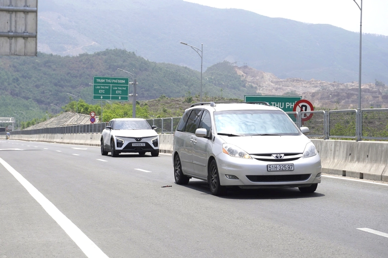 D&ograve;ng xe đổ về  cao tốc qua Gia Lai vừa khai th&aacute;c, hỗ trợ kịp thời phương tiện gặp sự cố- Ảnh 11.
