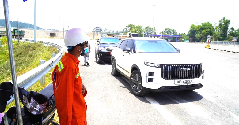 D&ograve;ng xe đổ về  cao tốc qua Gia Lai vừa khai th&aacute;c, hỗ trợ kịp thời phương tiện gặp sự cố- Ảnh 7.