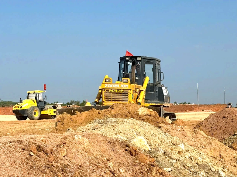 Gần 500 c&ocirc;ng nh&acirc;n, kỹ sư xuy&ecirc;n lễ b&aacute;m c&ocirc;ng trường mở rộng s&acirc;n bay Ph&ugrave; C&aacute;t- Ảnh 8.