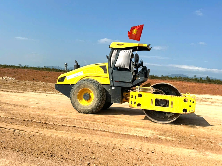 Gần 500 c&ocirc;ng nh&acirc;n, kỹ sư xuy&ecirc;n lễ b&aacute;m c&ocirc;ng trường mở rộng s&acirc;n bay Ph&ugrave; C&aacute;t- Ảnh 10.