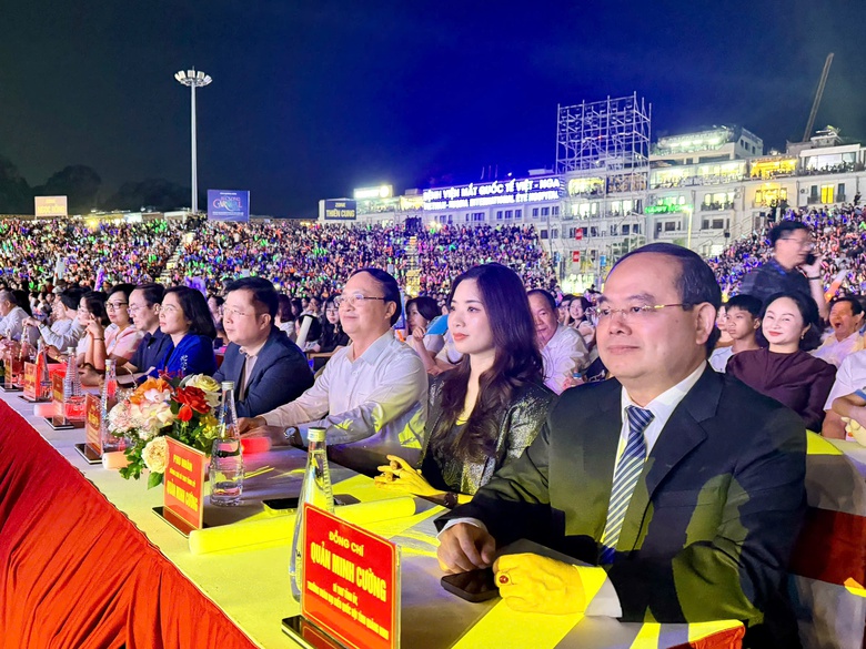 Carnaval Hạ Long 2026 rực rỡ sắc m&agrave;u, khuấy động đ&ecirc;m hội b&ecirc;n bờ di sản- Ảnh 18.