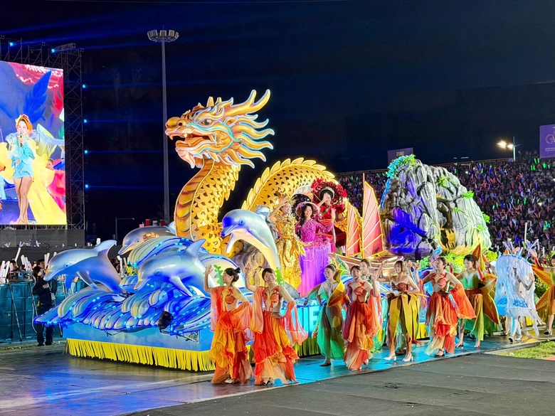 Carnaval Hạ Long 2026 rực rỡ sắc m&agrave;u, khuấy động đ&ecirc;m hội b&ecirc;n bờ di sản- Ảnh 15.