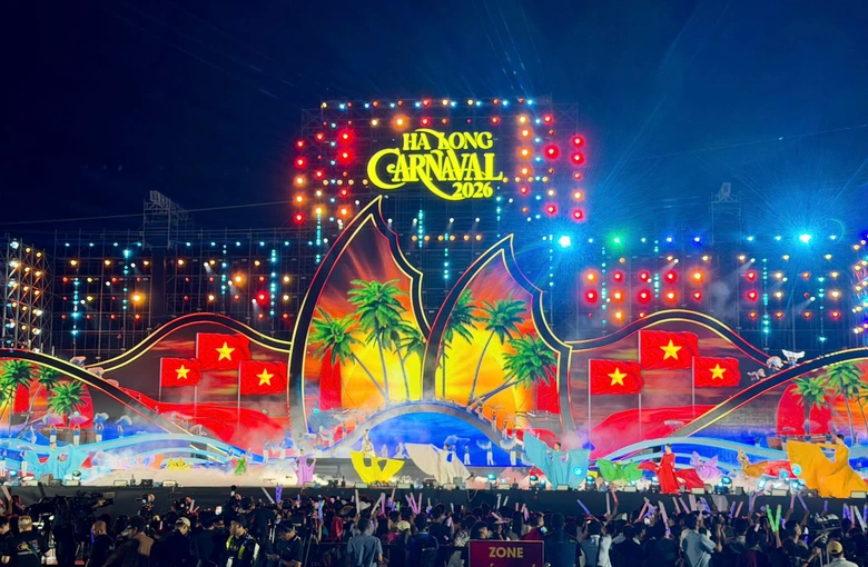 Carnaval Hạ Long 2026 rực rỡ sắc m&agrave;u, khuấy động đ&ecirc;m hội b&ecirc;n bờ di sản- Ảnh 4.