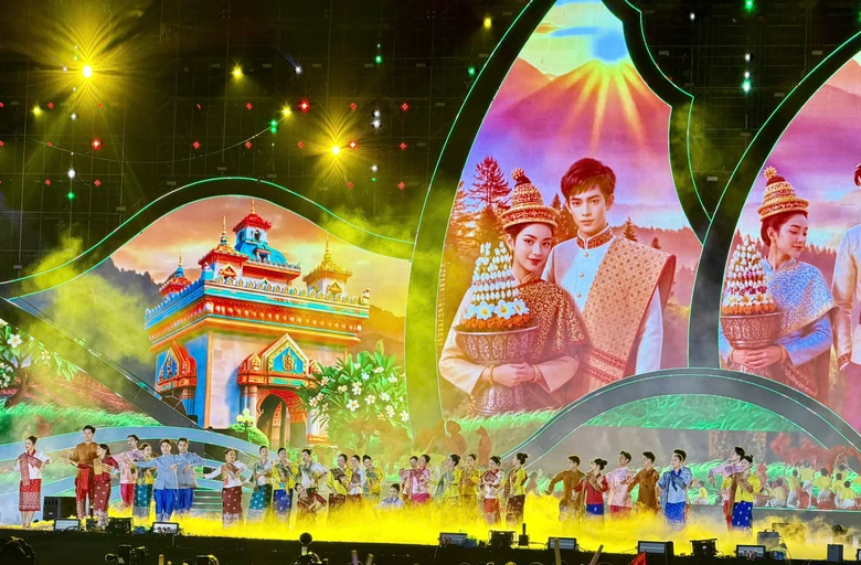 Carnaval Hạ Long 2026 rực rỡ sắc m&agrave;u, khuấy động đ&ecirc;m hội b&ecirc;n bờ di sản- Ảnh 3.