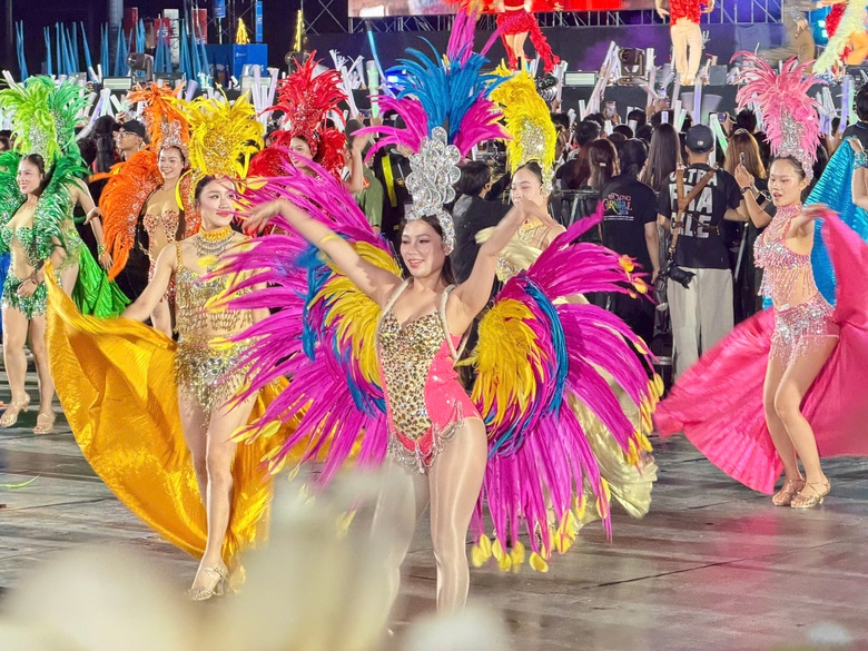 Carnaval Hạ Long 2026 rực rỡ sắc m&agrave;u, khuấy động đ&ecirc;m hội b&ecirc;n bờ di sản- Ảnh 12.