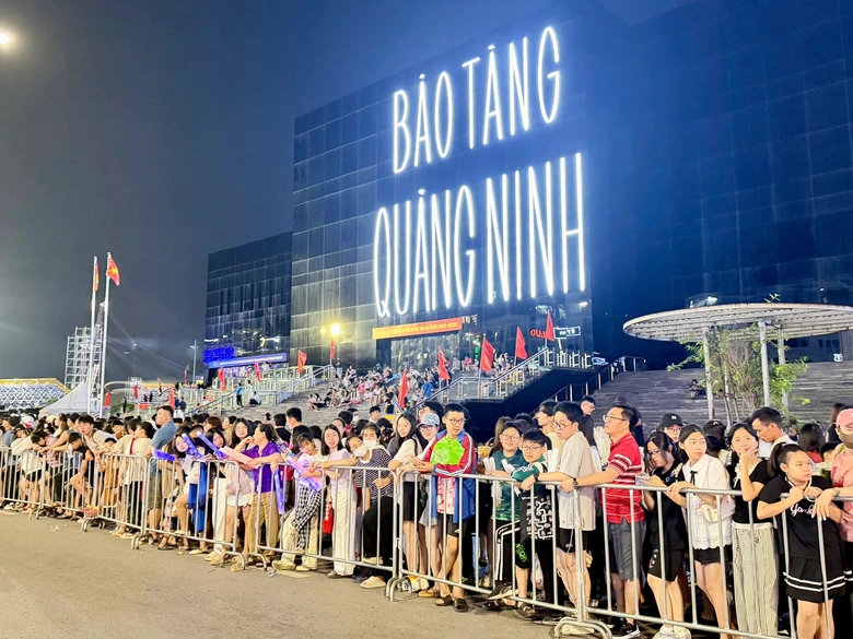 Carnaval Hạ Long 2026 rực rỡ sắc m&agrave;u, khuấy động đ&ecirc;m hội b&ecirc;n bờ di sản- Ảnh 20.