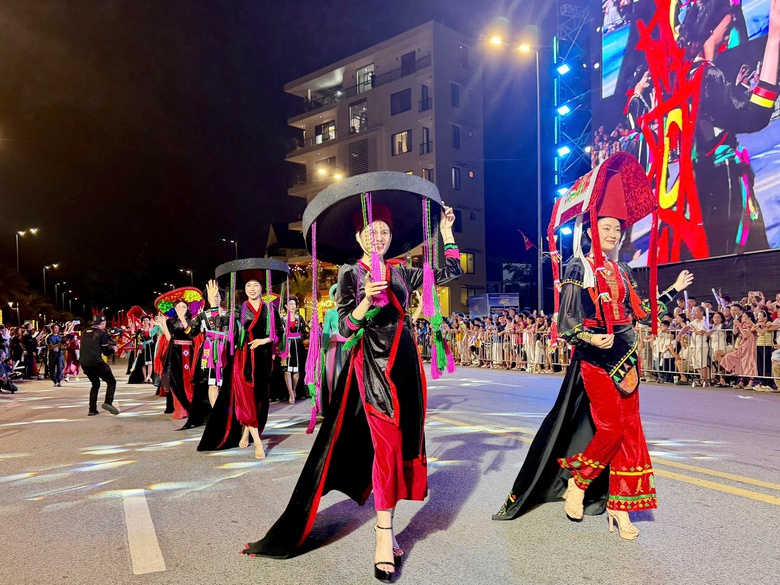 Carnaval Hạ Long 2026 rực rỡ sắc m&agrave;u, khuấy động đ&ecirc;m hội b&ecirc;n bờ di sản- Ảnh 10.