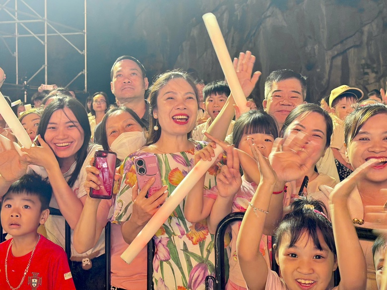 Carnaval Hạ Long 2026 rực rỡ sắc m&agrave;u, khuấy động đ&ecirc;m hội b&ecirc;n bờ di sản- Ảnh 21.