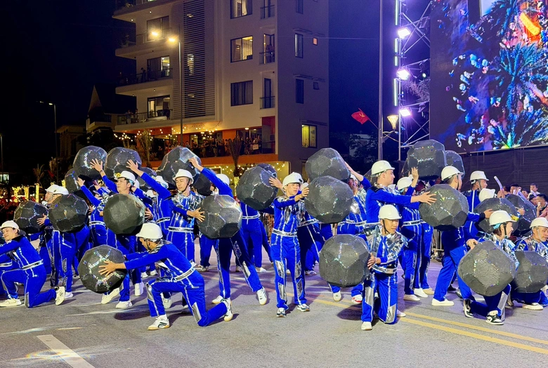 Carnaval Hạ Long 2026 rực rỡ sắc m&agrave;u, khuấy động đ&ecirc;m hội b&ecirc;n bờ di sản- Ảnh 14.