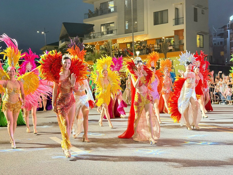 Carnaval Hạ Long 2026 rực rỡ sắc m&agrave;u, khuấy động đ&ecirc;m hội b&ecirc;n bờ di sản- Ảnh 11.