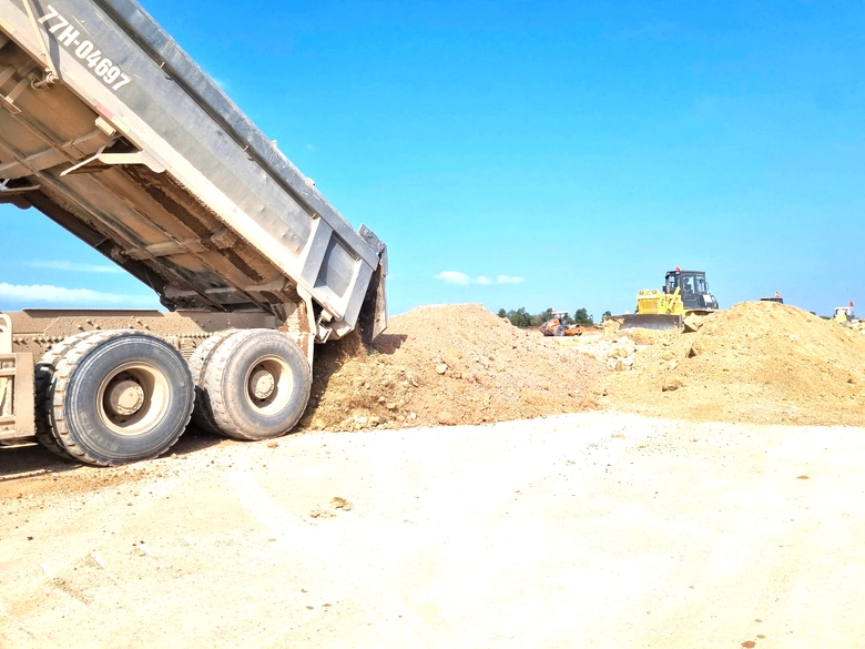 Gần 500 c&ocirc;ng nh&acirc;n, kỹ sư xuy&ecirc;n lễ b&aacute;m c&ocirc;ng trường mở rộng s&acirc;n bay Ph&ugrave; C&aacute;t- Ảnh 3.