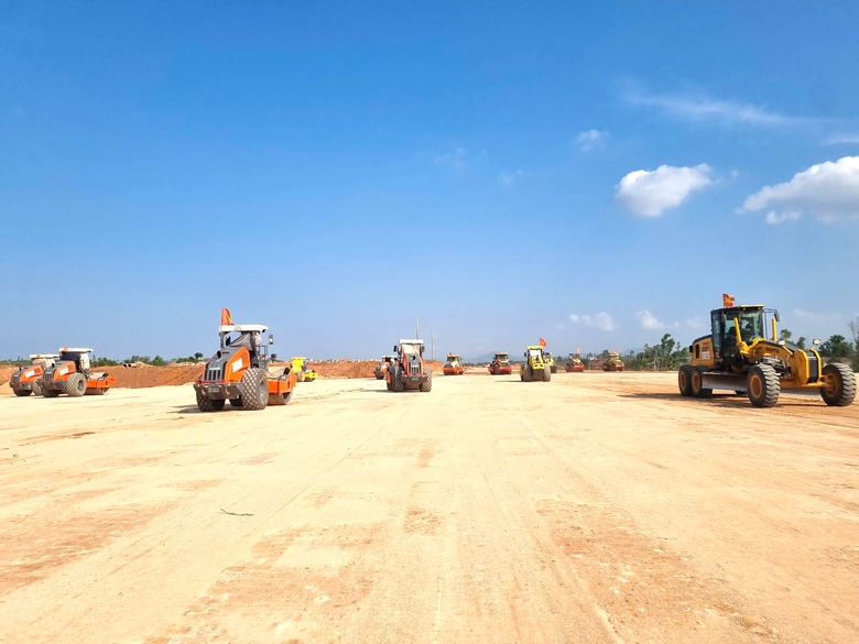 Gần 500 c&ocirc;ng nh&acirc;n, kỹ sư xuy&ecirc;n lễ b&aacute;m c&ocirc;ng trường mở rộng s&acirc;n bay Ph&ugrave; C&aacute;t- Ảnh 2.