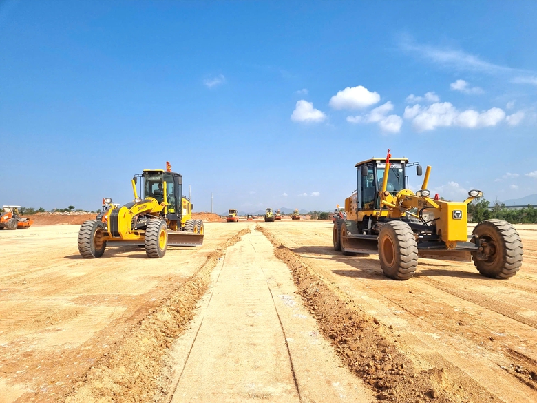 Gần 500 c&ocirc;ng nh&acirc;n, kỹ sư xuy&ecirc;n lễ b&aacute;m c&ocirc;ng trường mở rộng s&acirc;n bay Ph&ugrave; C&aacute;t- Ảnh 5.