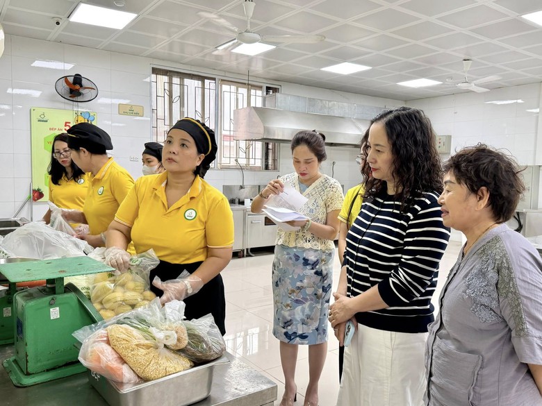 Siết bữa ăn học đường sau loạt vụ thực phẩm bẩn- Ảnh 9. Siết bữa ăn học đường sau loạt vụ thực phẩm bẩn- Ảnh 9.