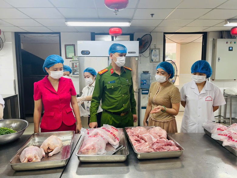 Siết bữa ăn học đường sau loạt vụ thực phẩm bẩn- Ảnh 1. Siết bữa ăn học đường sau loạt vụ thực phẩm bẩn- Ảnh 1.