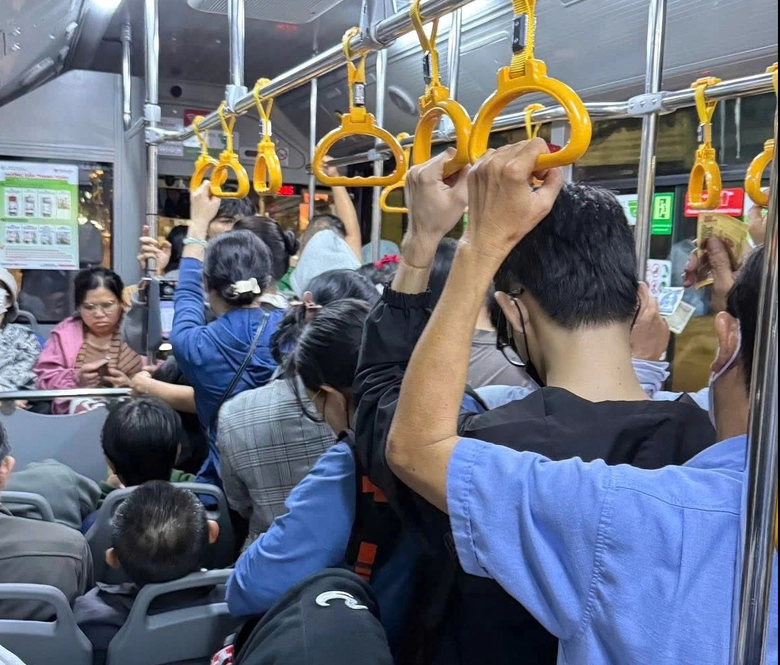 Miễn phí xe buýt: Bước đi lớn để giảm ùn tắc ở TP.HCM- Ảnh 6. Miễn phí xe buýt: Bước đi lớn để giảm ùn tắc ở TP.HCM- Ảnh 6.