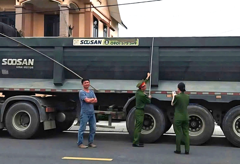 Tổng r&agrave; so&aacute;t xe tải trọng lớn, cơi nới th&ugrave;ng xe, xử l&yacute; nghi&ecirc;m vi phạm ở Ph&uacute; Thọ v&agrave; H&agrave; Tĩnh- Ảnh 4.