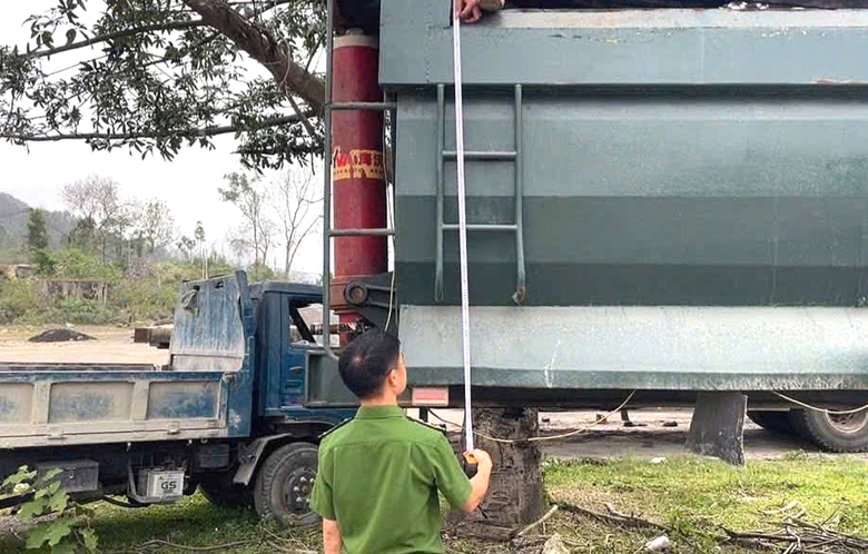 Tổng r&agrave; so&aacute;t xe tải trọng lớn, cơi nới th&ugrave;ng xe, xử l&yacute; nghi&ecirc;m vi phạm ở Ph&uacute; Thọ v&agrave; H&agrave; Tĩnh- Ảnh 5.