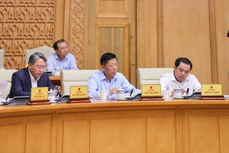 Thủ tướng: Ki&ecirc;n định mục ti&ecirc;u tăng trưởng 2 con số; biến kh&oacute; khăn, th&aacute;ch thức th&agrave;nh cơ hội- Ảnh 9.