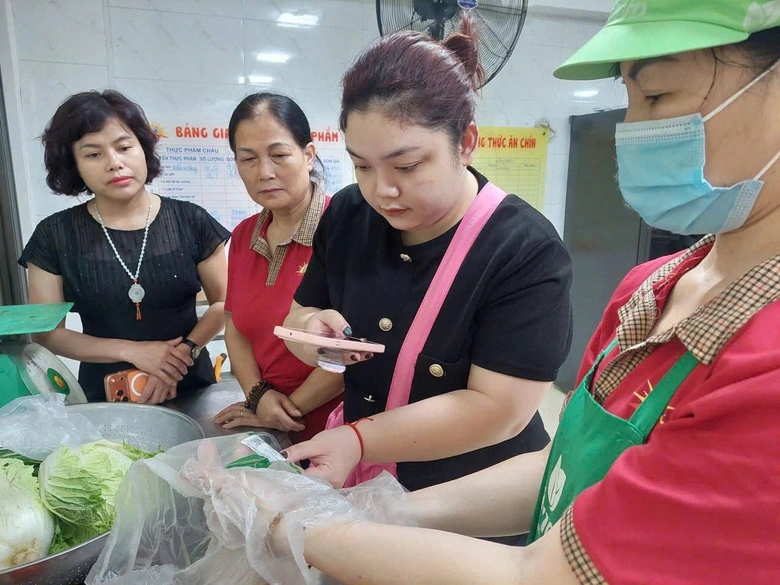 Siết bữa ăn học đường sau loạt vụ thực phẩm bẩn- Ảnh 6. Siết bữa ăn học đường sau loạt vụ thực phẩm bẩn- Ảnh 6.