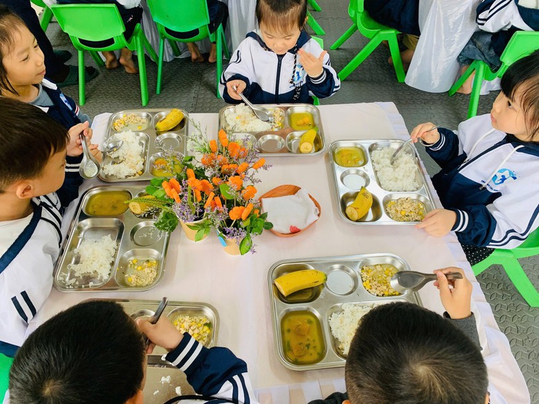 Siết bữa ăn học đường sau loạt vụ thực phẩm bẩn- Ảnh 13. Siết bữa ăn học đường sau loạt vụ thực phẩm bẩn- Ảnh 13.