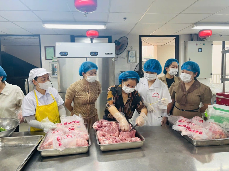 Siết bữa ăn học đường sau loạt vụ thực phẩm bẩn- Ảnh 2. Siết bữa ăn học đường sau loạt vụ thực phẩm bẩn- Ảnh 2.