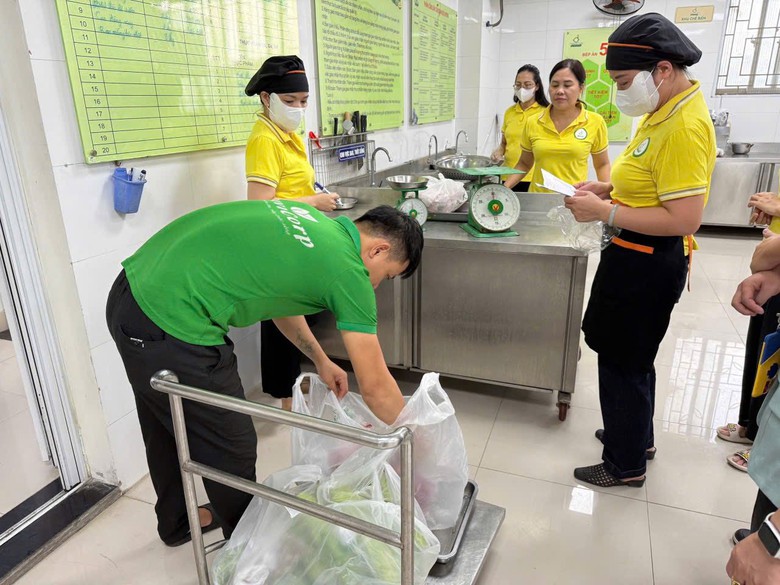 Siết bữa ăn học đường sau loạt vụ thực phẩm bẩn- Ảnh 8. Siết bữa ăn học đường sau loạt vụ thực phẩm bẩn- Ảnh 8.