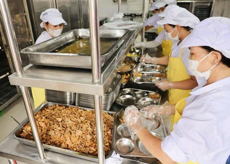 Siết bữa ăn học đường sau loạt vụ thực phẩm bẩn- Ảnh 4. Siết bữa ăn học đường sau loạt vụ thực phẩm bẩn- Ảnh 4.