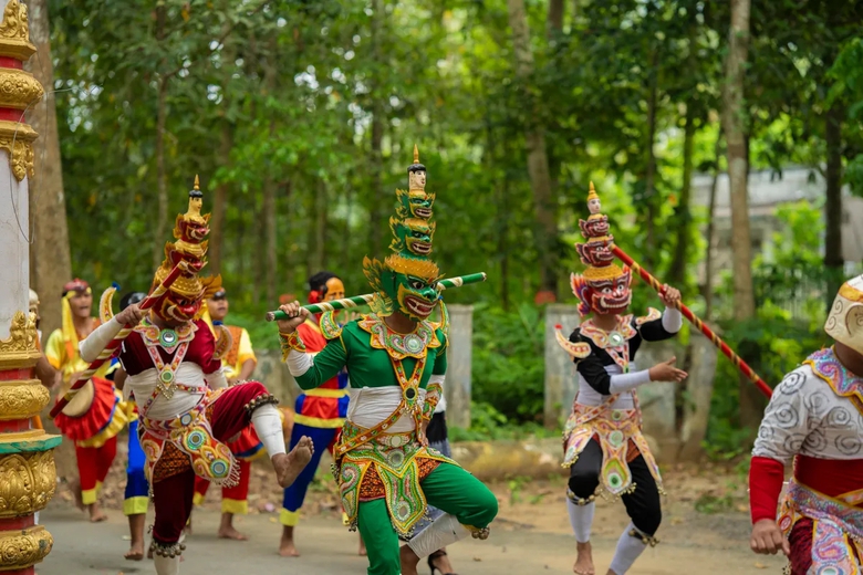 N&oacute;ng đường đua phim Việt dịp 30/4- Ảnh 4.