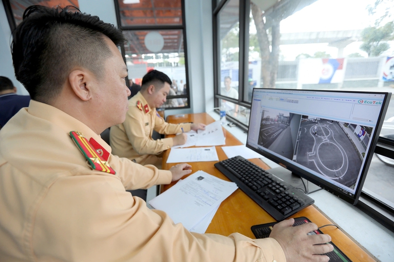 Ph&aacute;t hiện nhiều th&iacute; sinh đeo tai nghe si&ecirc;u nhỏ, camera giấu k&iacute;n khi s&aacute;t hạch l&aacute;i xe- Ảnh 2.