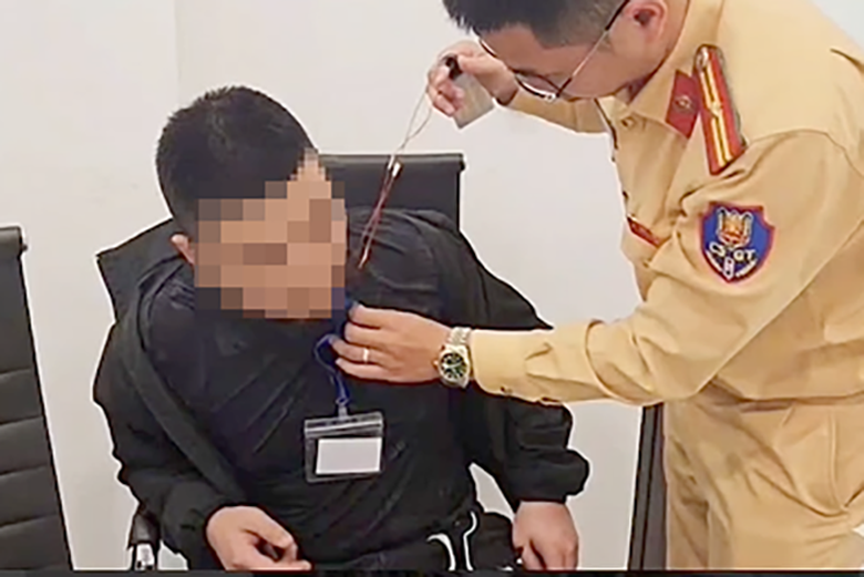 Ph&aacute;t hiện nhiều th&iacute; sinh đeo tai nghe si&ecirc;u nhỏ, camera giấu k&iacute;n khi s&aacute;t hạch l&aacute;i xe- Ảnh 1.