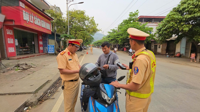 CSGT Sơn La chủ động đảm bảo ATGT trước cao điểm du lịch 30/4- Ảnh 3. CSGT Sơn La chủ động đảm bảo ATGT trước cao điểm du lịch 30/4- Ảnh 3.