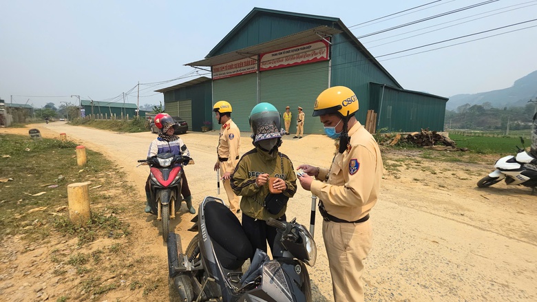 CSGT Sơn La chủ động đảm bảo ATGT trước cao điểm du lịch 30/4- Ảnh 10. CSGT Sơn La chủ động đảm bảo ATGT trước cao điểm du lịch 30/4- Ảnh 10.