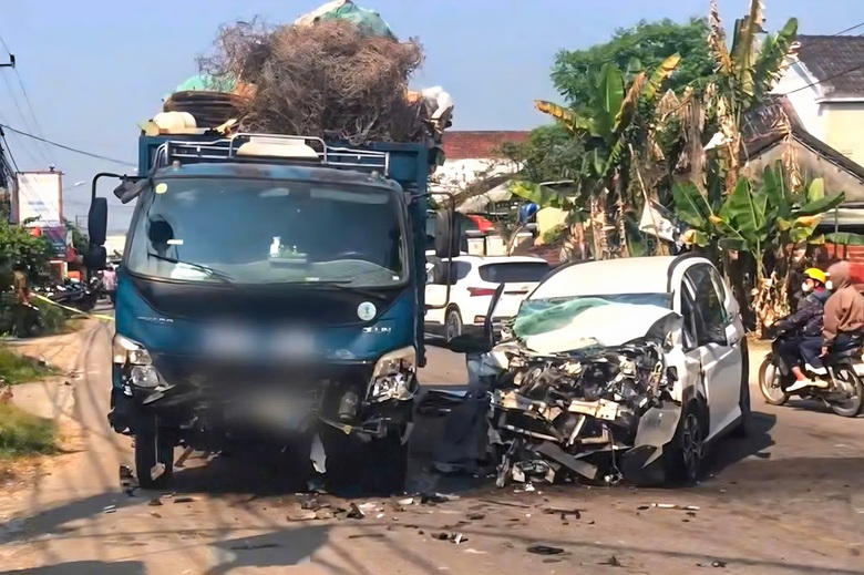 Đ&agrave; Nẵng: &Ocirc; t&ocirc; con vỡ n&aacute;t sau va chạm xe tải, 1 người tử vong, 3 người bị thương- Ảnh 1.