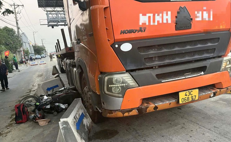 Đ&agrave; Nẵng: Xe đầu k&eacute;o va chạm xe m&aacute;y tr&ecirc;n QL1A, trạm thu ph&iacute; &ugrave;n tắc một l&agrave;n- Ảnh 1.