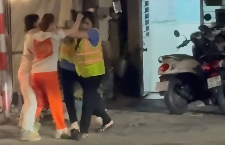 Hai nữ nh&acirc;n vi&ecirc;n g&aacute;c chắn đường sắt ở Đ&agrave; Nẵng &aacute;m ảnh gi&acirc;y ph&uacute;t bị chửi bới, h&agrave;nh hung- Ảnh 2.