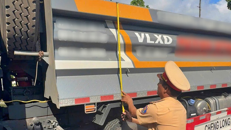 CSGT C&agrave; Mau kiểm tra h&agrave;ng trăm xe tải nặng, nhắc nhở chủ xe khắc phục tồn tại- Ảnh 2.