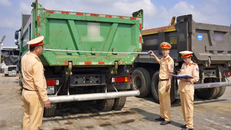 CSGT C&agrave; Mau kiểm tra h&agrave;ng trăm xe tải nặng, nhắc nhở chủ xe khắc phục tồn tại- Ảnh 1.