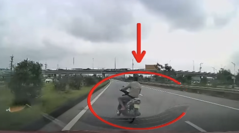 Triệu tập đối tượng đi xe m&aacute;y "diễn xiếc" tr&ecirc;n cao tốc H&agrave; Nội - Bắc Giang- Ảnh 1.
